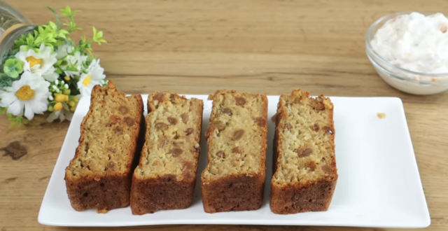 Sladký ovesný chléb s jablky, rozinkami a jemným jogurtovo-ovocným krémem Sladký ovesný chléb s jablky, rozinkami a jemným jogurtovo-ovocným krémem