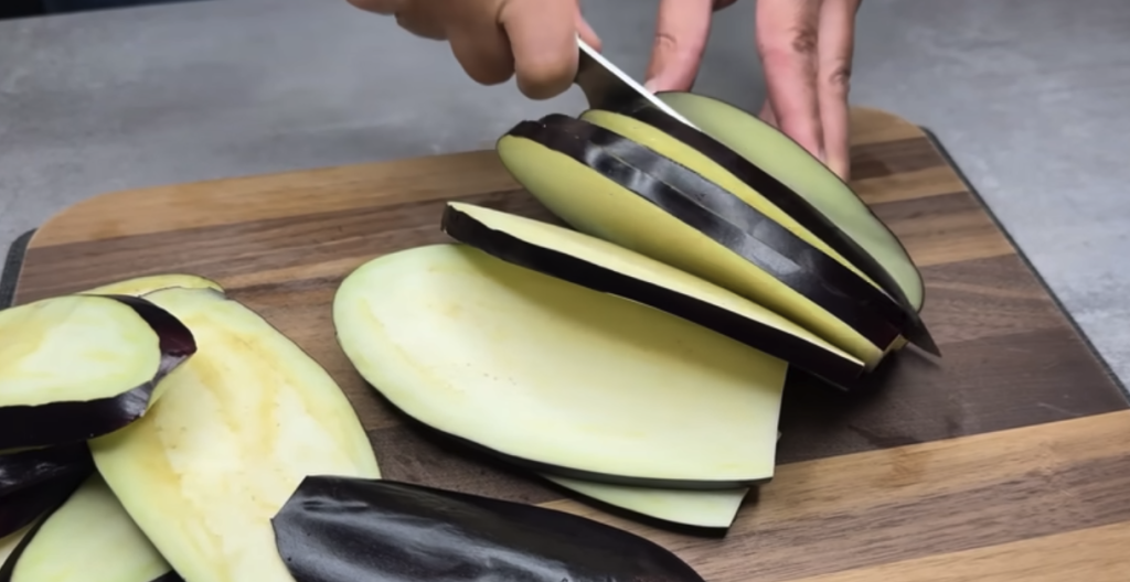 Pečené lilkové závitky s voňavou bylinkovou směsí a sýrem