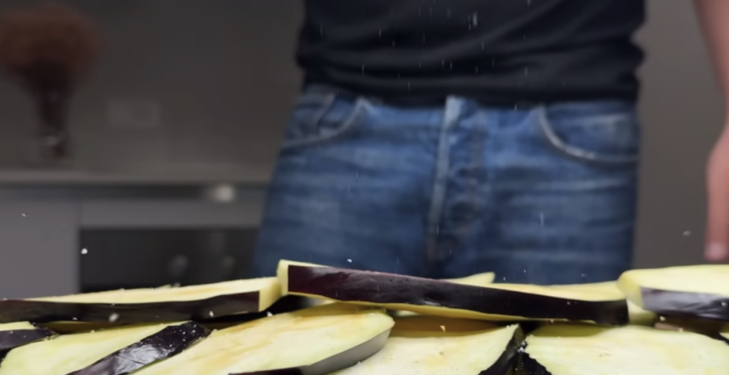 Pečené lilkové závitky s voňavou bylinkovou směsí a sýrem