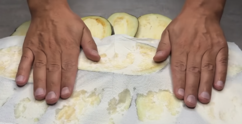 Pečené lilkové závitky s voňavou bylinkovou směsí a sýrem