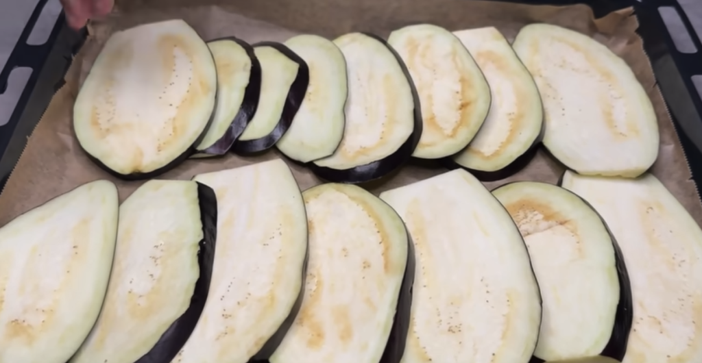 Pečené lilkové závitky s voňavou bylinkovou směsí a sýrem