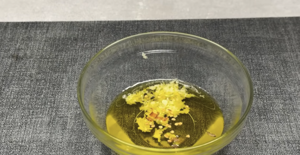 Pečené lilkové závitky s voňavou bylinkovou směsí a sýrem