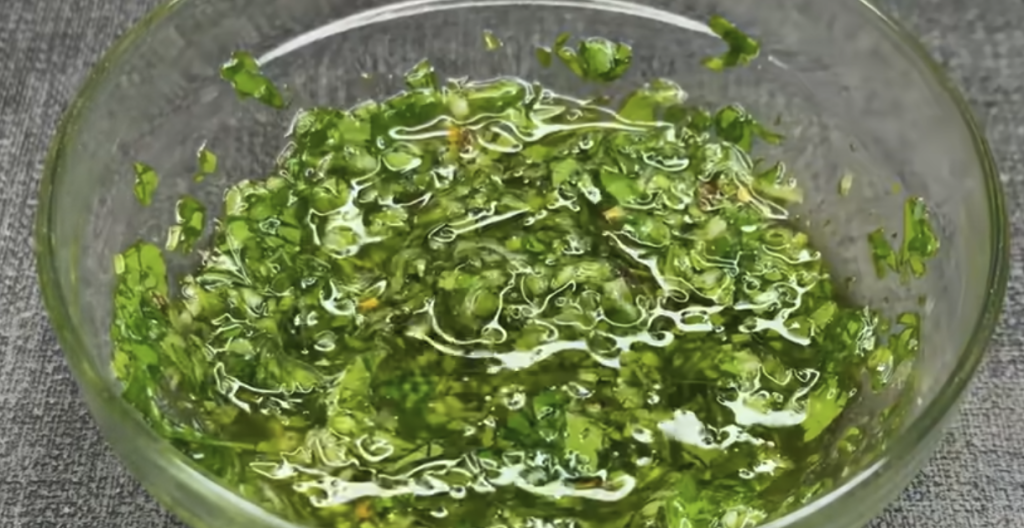 Pečené lilkové závitky s voňavou bylinkovou směsí a sýrem