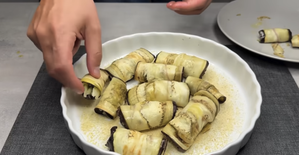 Pečené lilkové závitky s voňavou bylinkovou směsí a sýrem