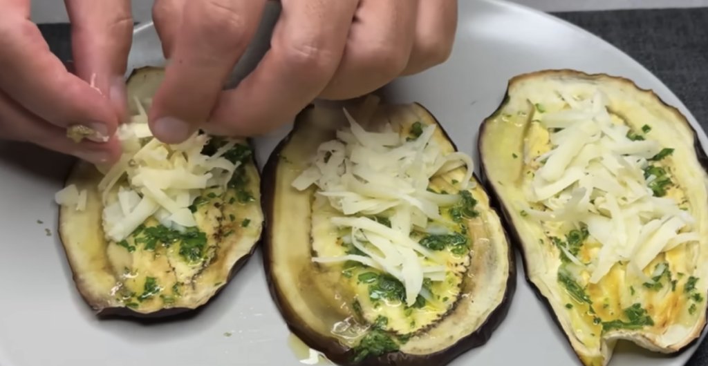 Pečené lilkové závitky s voňavou bylinkovou směsí a sýrem