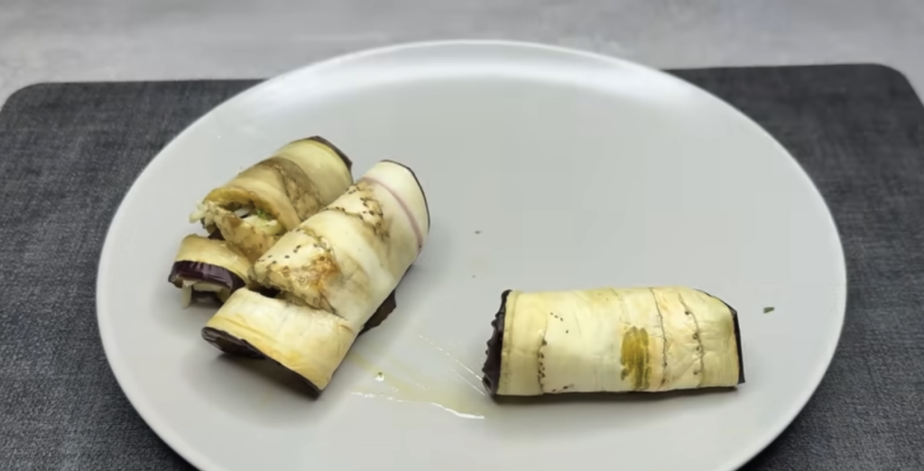 Pečené lilkové závitky s voňavou bylinkovou směsí a sýrem