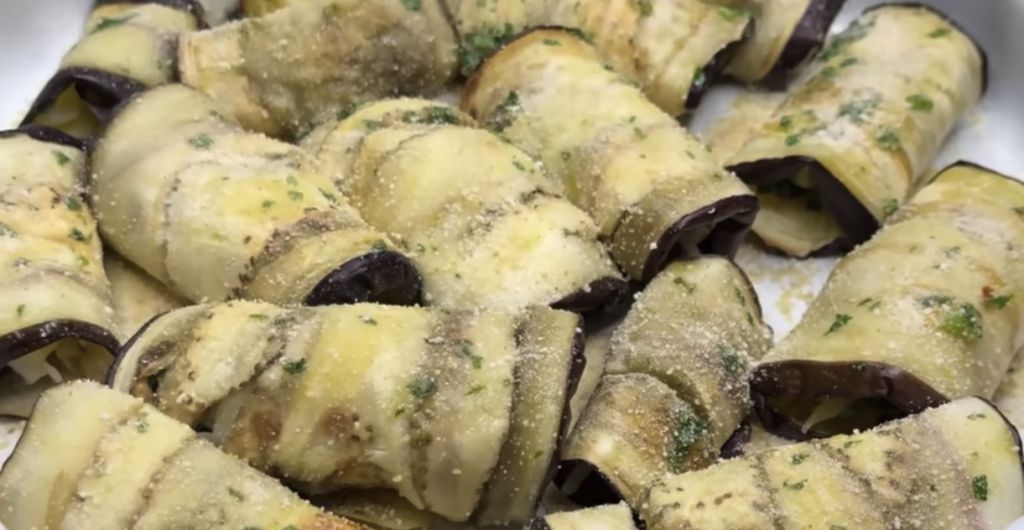 Pečené lilkové závitky s voňavou bylinkovou směsí a sýrem