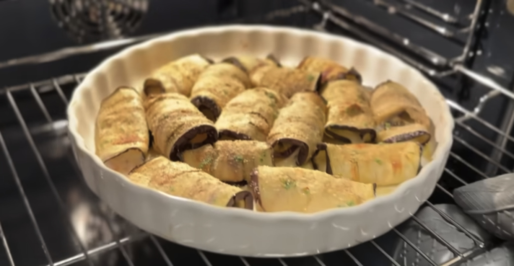 Pečené lilkové závitky s voňavou bylinkovou směsí a sýrem