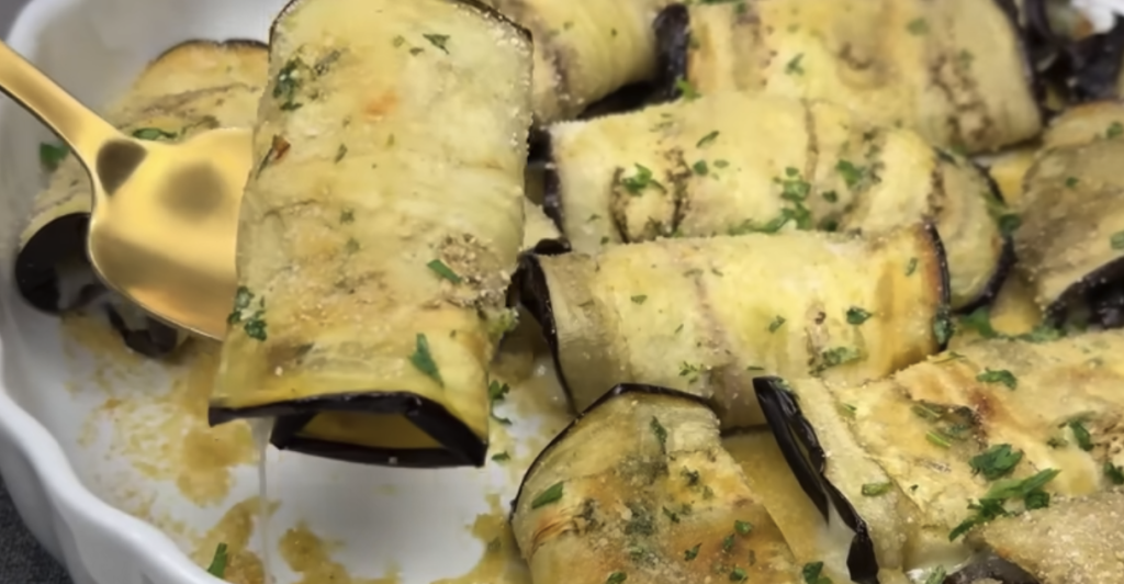 Pečené lilkové závitky s voňavou bylinkovou směsí a sýrem