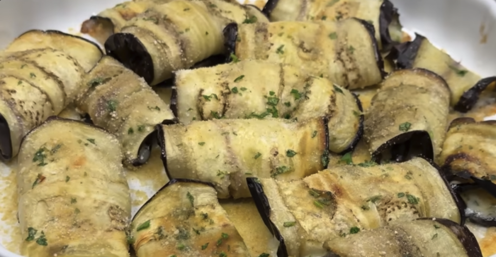 Pečené lilkové závitky s voňavou bylinkovou směsí a sýrem