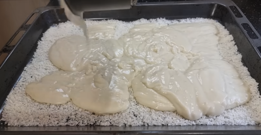 Rulouri de cocos fără coacere cu cremă de vanilie și cireșe