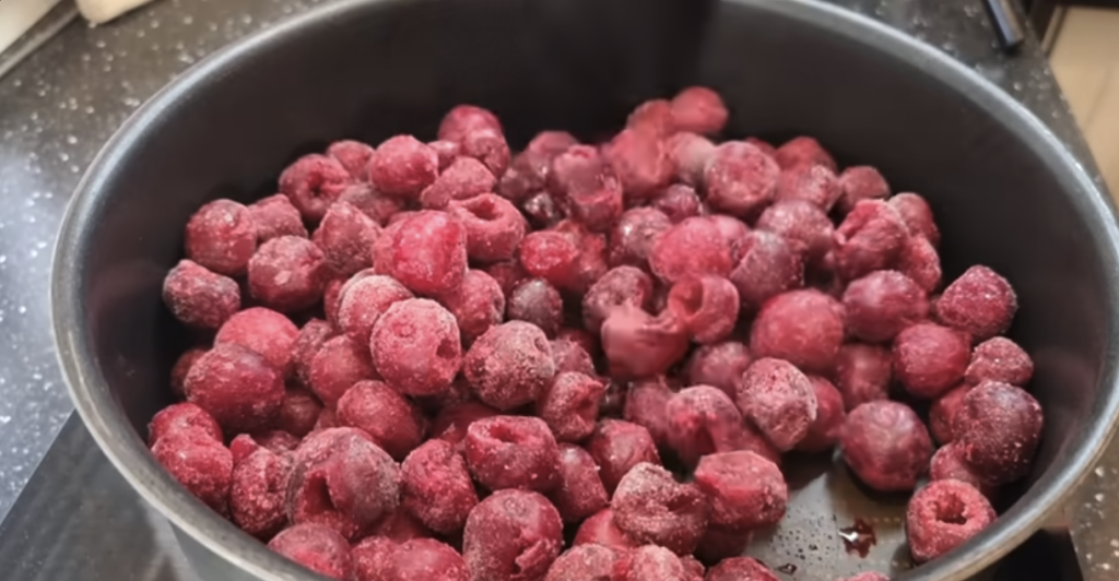 Rulouri de cocos fără coacere cu cremă de vanilie și cireșe
