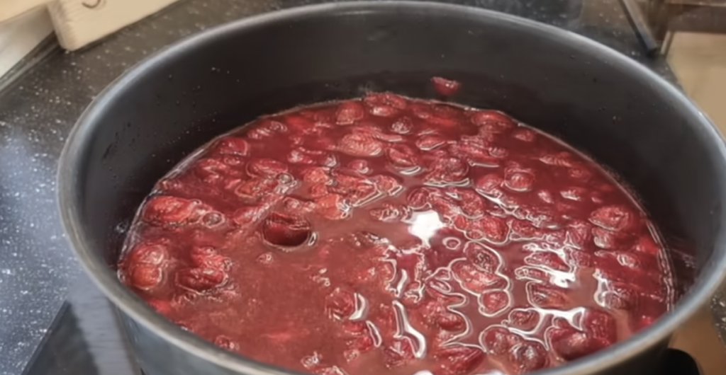 Rulouri de cocos fără coacere cu cremă de vanilie și cireșe
