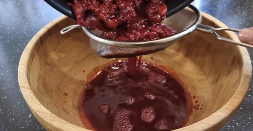 Rulouri de cocos fără coacere cu cremă de vanilie și cireșe