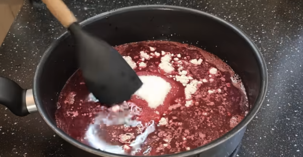Rulouri de cocos fără coacere cu cremă de vanilie și cireșe