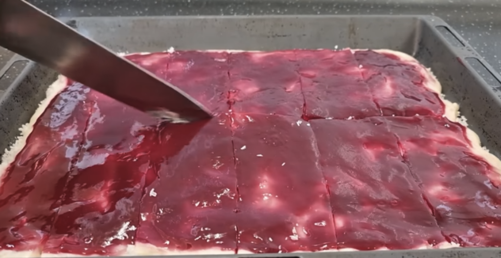 Rulouri de cocos fără coacere cu cremă de vanilie și cireșe