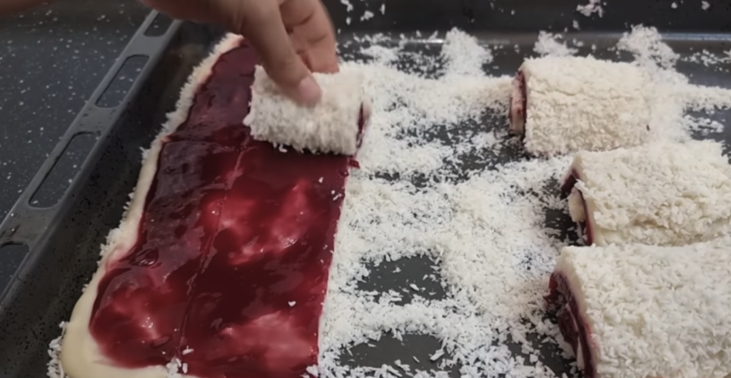 Rulouri de cocos fără coacere cu cremă de vanilie și cireșe