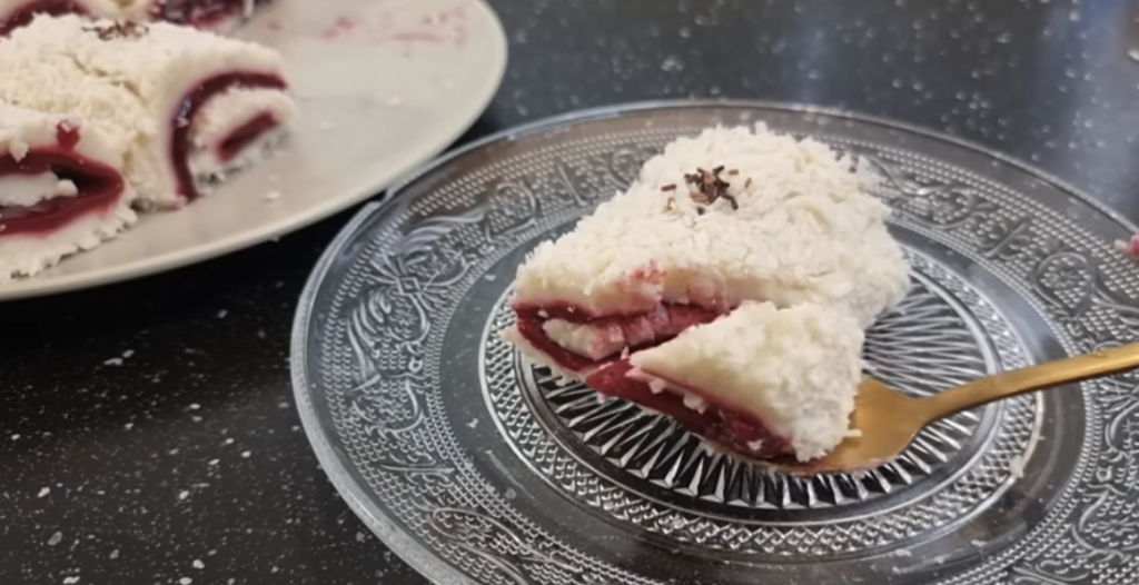 Rulouri de cocos fără coacere cu cremă de vanilie și cireșe
