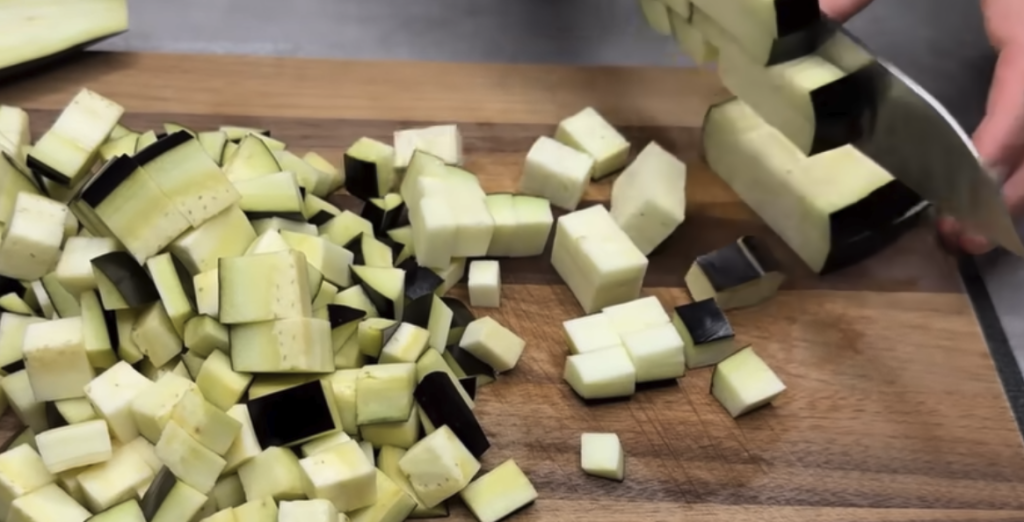 Plněné lasagnové trojúhelníky s lilkem, rajčatovou omáčkou a parmazánem