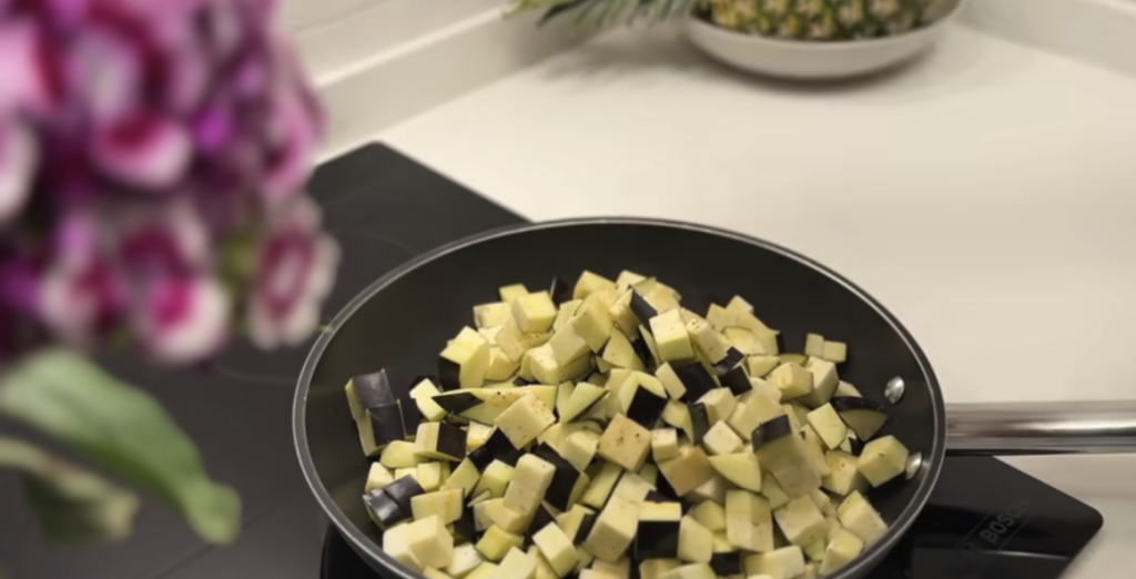 Plněné lasagnové trojúhelníky s lilkem, rajčatovou omáčkou a parmazánem