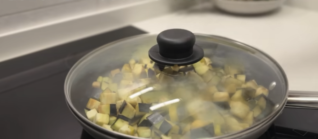 Plněné lasagnové trojúhelníky s lilkem, rajčatovou omáčkou a parmazánem