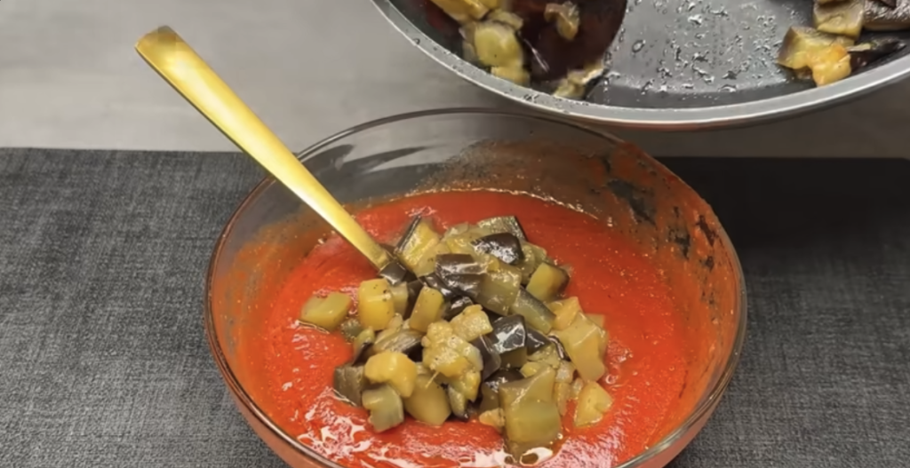 Plněné lasagnové trojúhelníky s lilkem, rajčatovou omáčkou a parmazánem