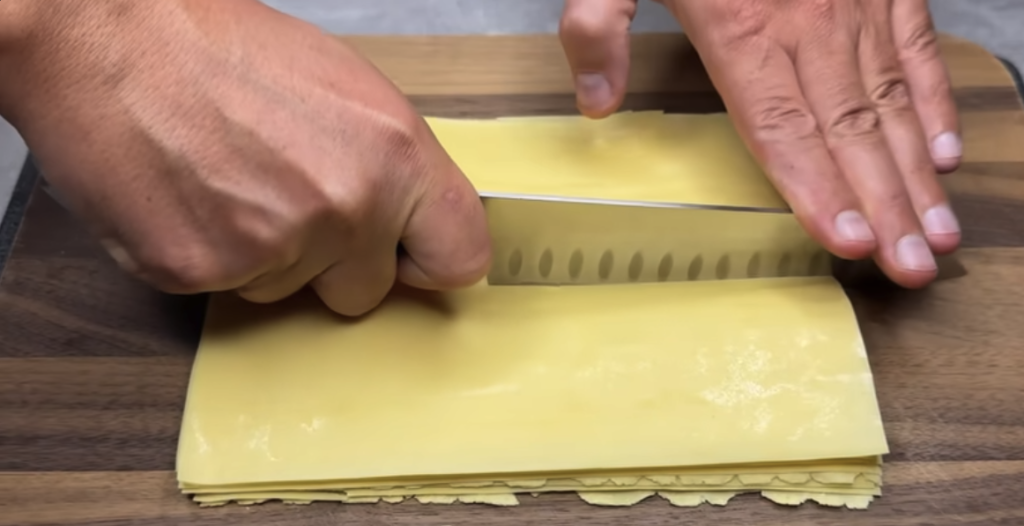 Plněné lasagnové trojúhelníky s lilkem, rajčatovou omáčkou a parmazánem