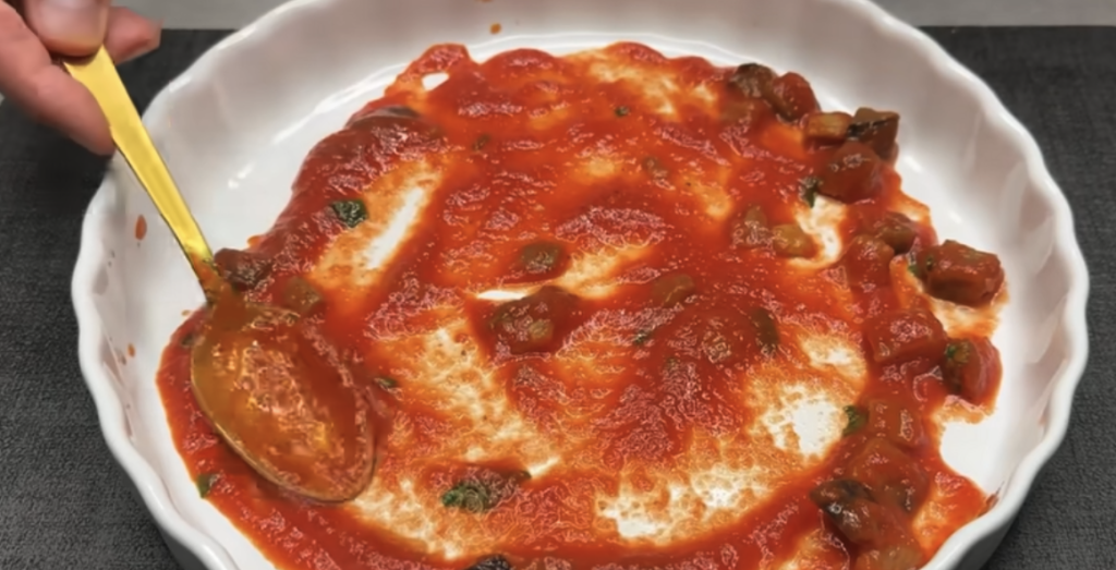 Plněné lasagnové trojúhelníky s lilkem, rajčatovou omáčkou a parmazánem