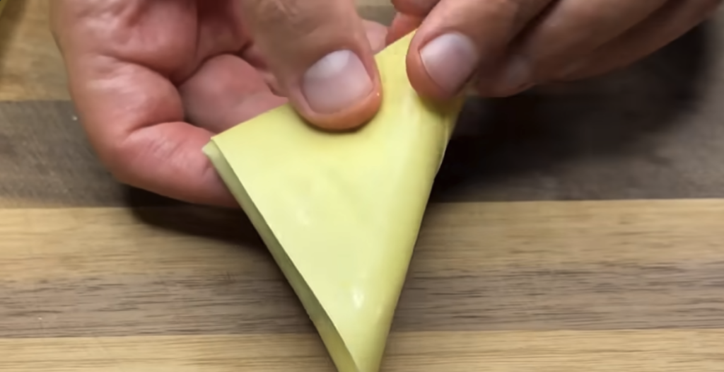 Plněné lasagnové trojúhelníky s lilkem, rajčatovou omáčkou a parmazánem