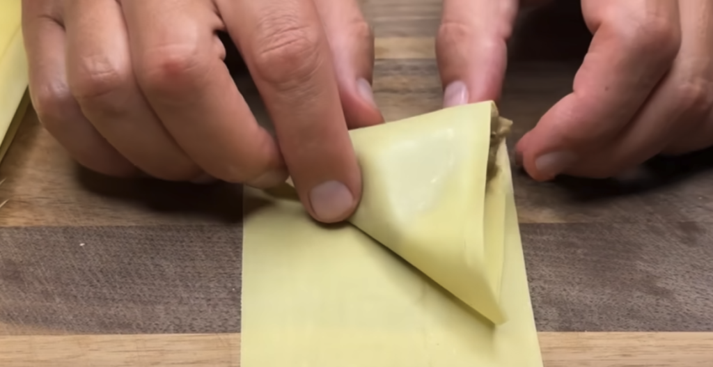 Plněné lasagnové trojúhelníky s lilkem, rajčatovou omáčkou a parmazánem