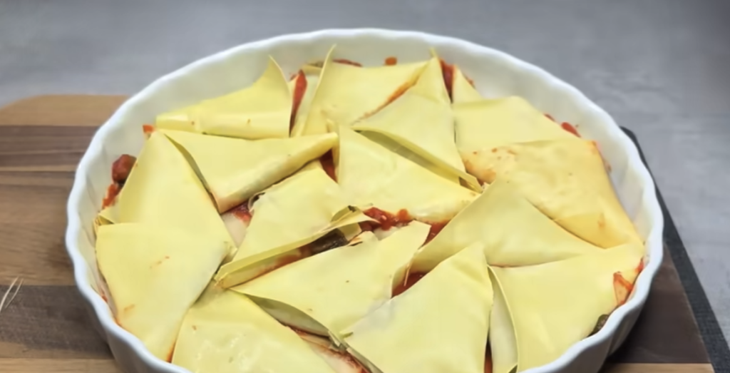 Plněné lasagnové trojúhelníky s lilkem, rajčatovou omáčkou a parmazánem