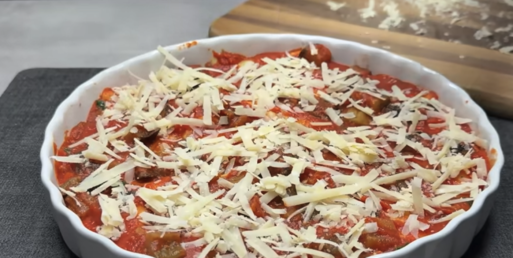 Plněné lasagnové trojúhelníky s lilkem, rajčatovou omáčkou a parmazánem