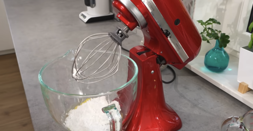 Kakaový koláč s tvarohovým krémem a šťavnatými meruňkami – jemný a šťavnatý dezert