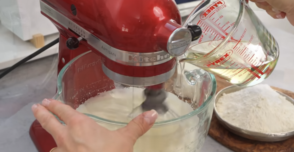 Kakaový koláč s tvarohovým krémem a šťavnatými meruňkami – jemný a šťavnatý dezert