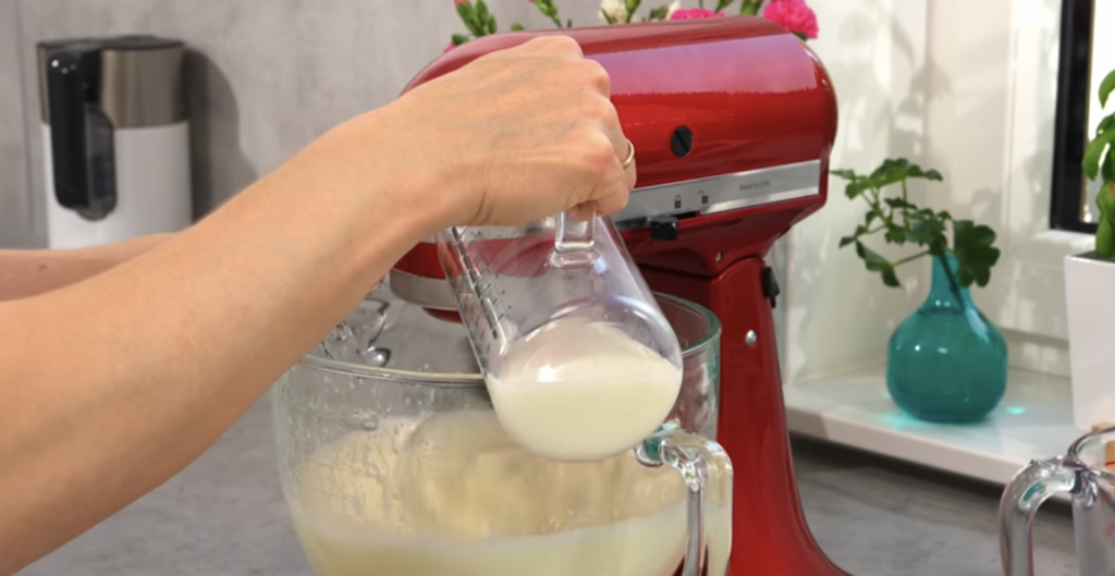 Kakaový koláč s tvarohovým krémem a šťavnatými meruňkami – jemný a šťavnatý dezert