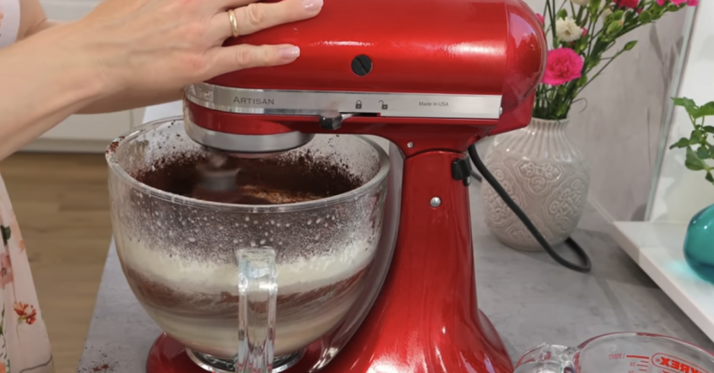 Kakaový koláč s tvarohovým krémem a šťavnatými meruňkami – jemný a šťavnatý dezert