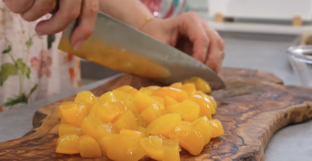 Kakaový koláč s tvarohovým krémem a šťavnatými meruňkami – jemný a šťavnatý dezert