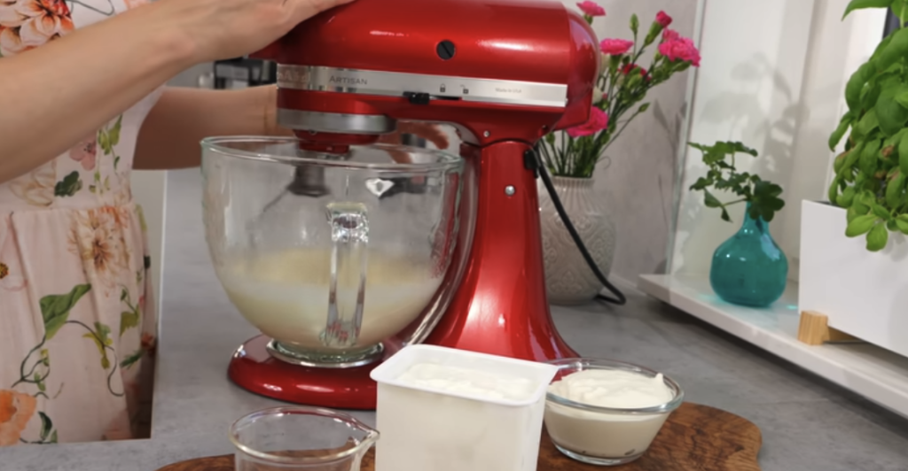 Kakaový koláč s tvarohovým krémem a šťavnatými meruňkami – jemný a šťavnatý dezert