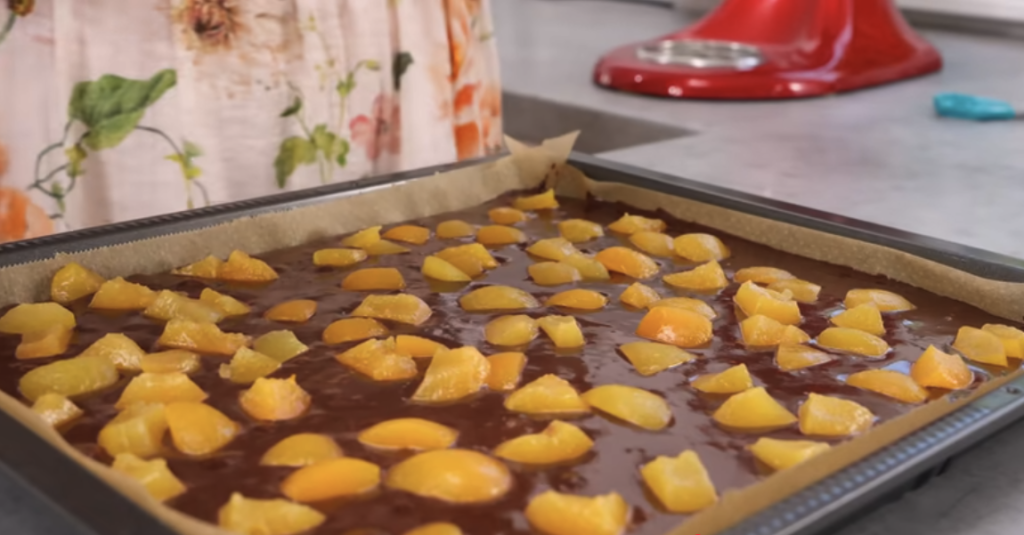 Kakaový koláč s tvarohovým krémem a šťavnatými meruňkami – jemný a šťavnatý dezert