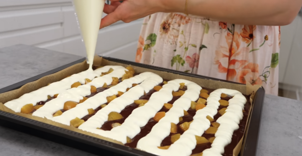 Kakaový koláč s tvarohovým krémem a šťavnatými meruňkami – jemný a šťavnatý dezert