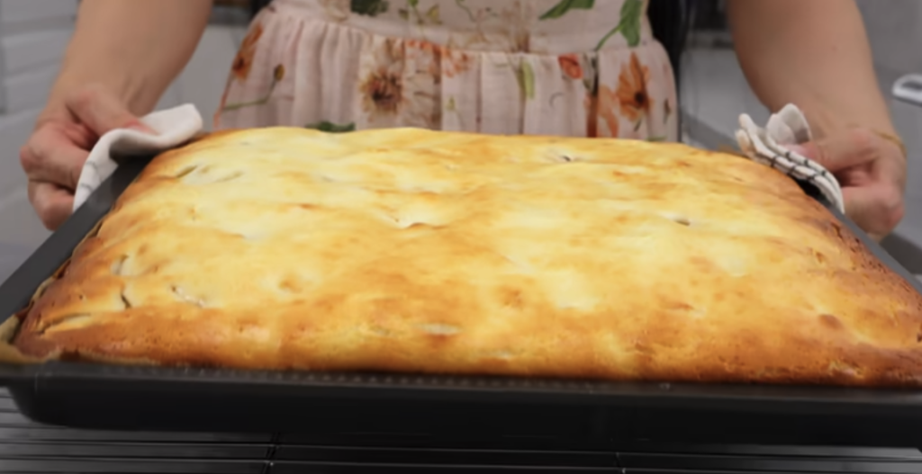 Kakaový koláč s tvarohovým krémem a šťavnatými meruňkami – jemný a šťavnatý dezert