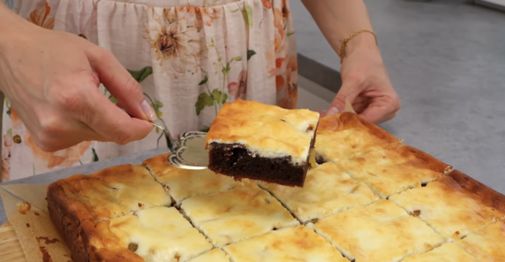 Kakaový koláč s tvarohovým krémem a šťavnatými meruňkami – jemný a šťavnatý dezert