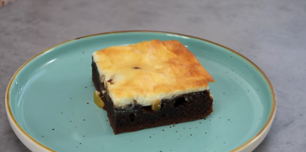 Kakaový koláč s tvarohovým krémem a šťavnatými meruňkami – jemný a šťavnatý dezert