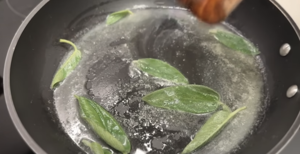 Špenátové gnocchi s ricottou, šalvějí a parmazánem – snadný italský recept