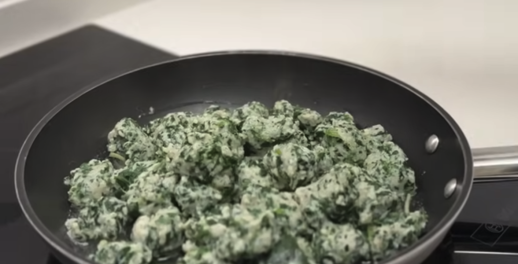 Špenátové gnocchi s ricottou, šalvějí a parmazánem – snadný italský recept