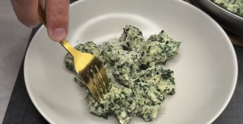 Špenátové gnocchi s ricottou, šalvějí a parmazánem – snadný italský recept