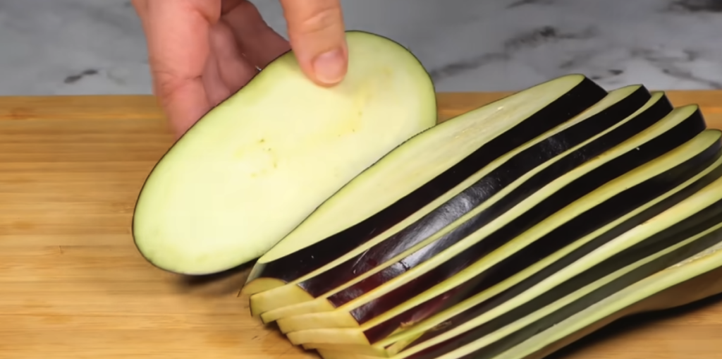 Pečené lilkové rolky s mozzarellou, šunkou a parmazánovou krustou