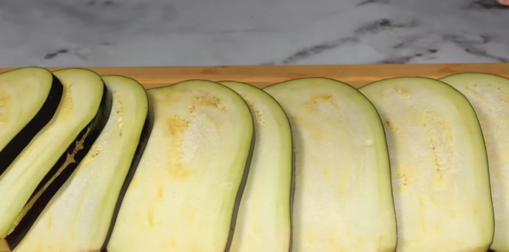 Pečené lilkové rolky s mozzarellou, šunkou a parmazánovou krustou