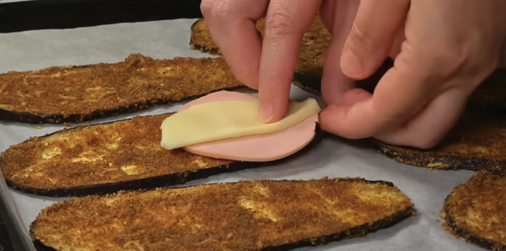 Pečené lilkové rolky s mozzarellou, šunkou a parmazánovou krustou