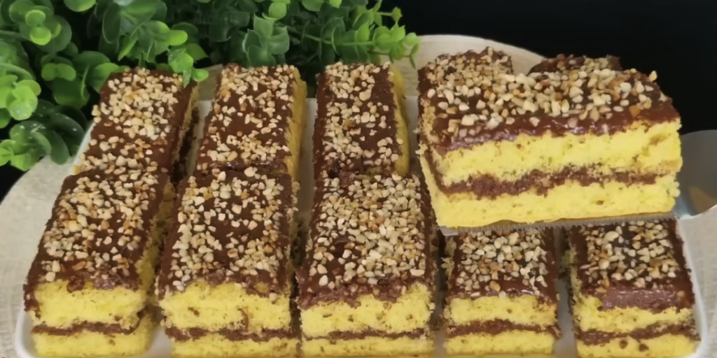 Ořechové řezy s nadýchaným piškotem a jemným krémem – jako z cukrárny, ale zvládnete je i doma